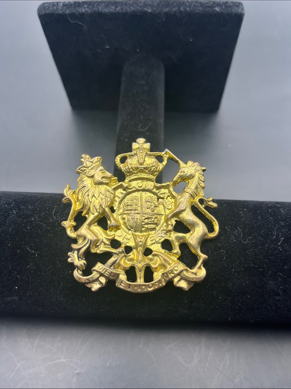 ENGLAND METAL EMBLEM BADGE GOLD TONE "GOD SAVE OUR QUEEN"